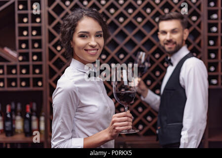 Zwei Sommeliers, männlichen und weiblichen Weinprobe Rotwein im Keller Stockfoto