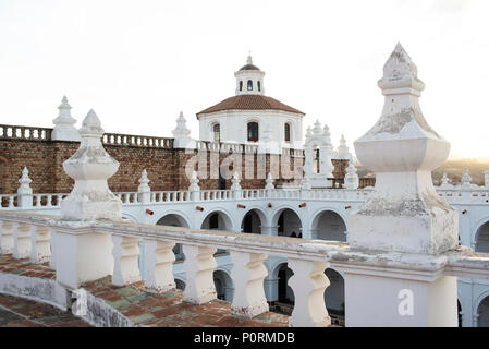 Auf dem Dach von San Felipe Neri, einem neoklassizistischen Stil Kirche (ursprünglich ein Kloster) Es Funktioniert jetzt als Mädchen Pfarrschule. Sucre, Bolivien Stockfoto