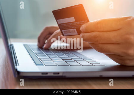 Online shopping Konzept. Hände, die Kreditkarte und mit Laptop Computer. Stockfoto