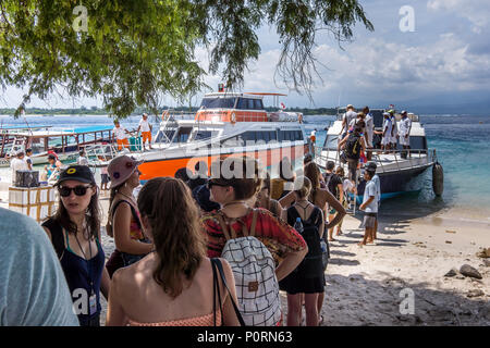 Mit dem Schnellboot von Gili Trawangan nach Bali und Lombok, Touristen stehen in der Linie, Indonesien, 26. April 2018 Stockfoto