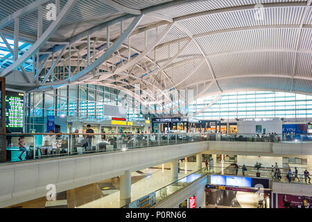 Leute für Abfahrt, Denpasar Ngurah Rai International Airport, Bali, Indonesien, 26. April 2018 warten Stockfoto