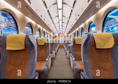 In einem Zug mit leeren Sitze. Moderne Zug sitze. Stockfoto