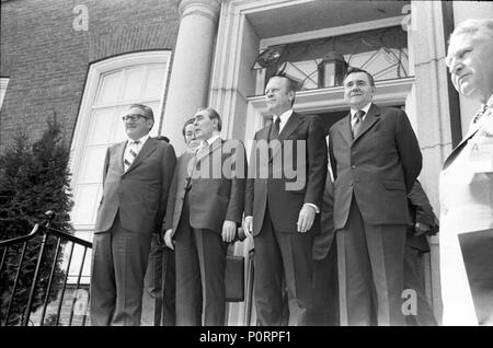 Nach einem bilateralen Treffen mit Präsident Gerald R. Ford und sowjetischen Generalsekretär Leonid Breschnew Haltung auf die Schritte der Amerikanischen Botschaft in Helsinki, Finnland, flankiert von SecState Henry Kissinger und der sowjetische Außenminister Gromyko. Juli 30, 1975. Stockfoto