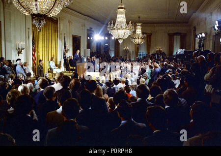 1974, August 9 - Zimmer - das Weiße Haus - Vereidigung von Gerald R. Ford als 38. Präsident der Vereinigten Staaten, Oberrichter des US Supreme Court (Burger) Stockfoto