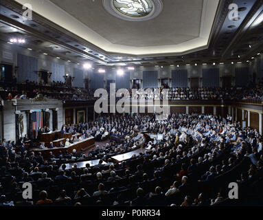 1974, August 12 - United States Capitol - Haus Kammer - Gerald R. Ford, Rep. Carl Albert, Senator James Eastland, ganze Repräsentantenhaus und Senat - Weitwinkel Ansicht der gesamten Zimmer - Adresse vor einer gemeinsamen Sitzung des Kongresses; Sprecher des Hauses/uns Vertreter aus Oklahoma (OK); Präsident Pro Tem des Senats/US-Senator von Mississippi (MS) Stockfoto