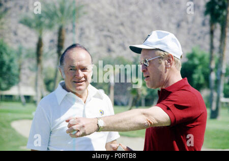 1975, März 31 - Eldorado Country Club - Indian Wells, Kalifornien - Gerald R. Ford, Bob Hope - stehend, sprechen, Lächeln - Ferienhäuser Reise nach Kalifornien - Spielen der Runde Golf - in Indian Wells, Kalifornien Stockfoto