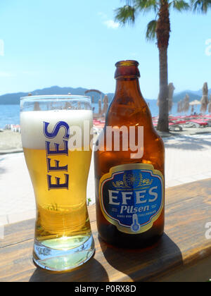 Eine Flasche Efes Pilsen Pilsener Bier in einer Bar an der Strandpromenade, Marmaris, Provinz Mugla, Türkei Stockfoto