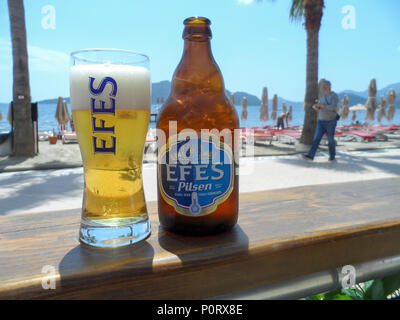 Eine Flasche Efes Pilsen Pilsener Bier in einer Bar an der Strandpromenade, Marmaris, Provinz Mugla, Türkei Stockfoto