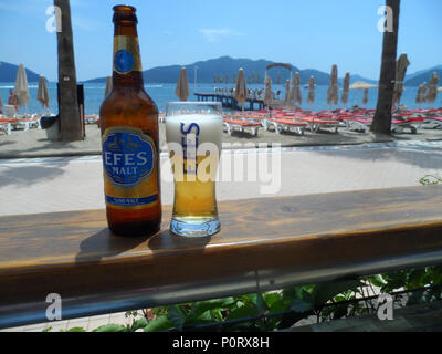 Kalte Flasche EFES Pilsener Malz Bier auf der Strandpromenade, Marmaris, Türkei Stockfoto