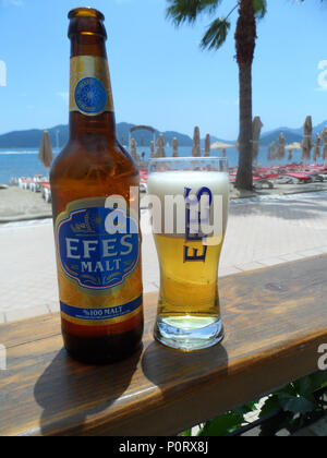 Kalte Flasche EFES Pilsener Malz Bier auf der Strandpromenade, Marmaris, Türkei Stockfoto