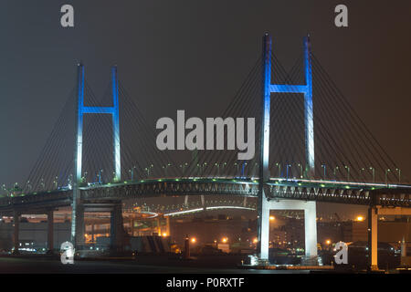Nachtansicht der Yokohama Bay Bridge in Kanagawa, Japan. Stockfoto