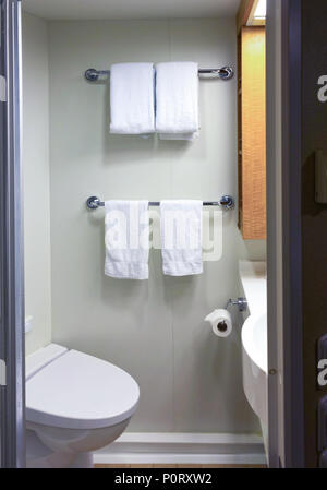 Bad mit Duschkabine, WC auf einem Kreuzfahrtschiff Stockfoto