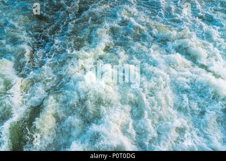 Wildwasser Stromschnellen auf dem Fluss von oben gesehen Stockfoto