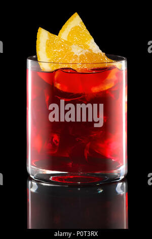 Campari Tonic in Felsen Glas isoliert auf Schwarz Stockfoto