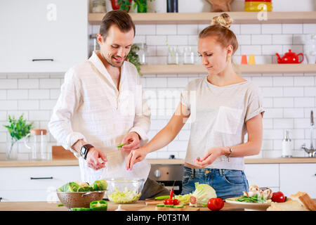Foto von Mann und Frau Kochen Gemüse in der Küche Stockfoto