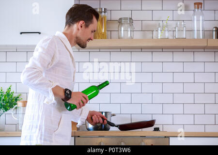 Das Bild des jungen Mannes, Kochen Stockfoto