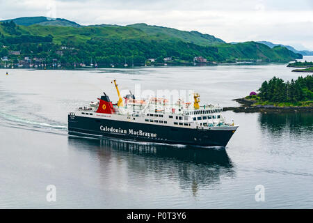 Caledonian MacBrayne Auto- und Passagierfähre M/S Insel Lewis verlassen den Hafen von Oban Oban Highland Schottland für Castlebay auf South Uist in Hebriden Stockfoto