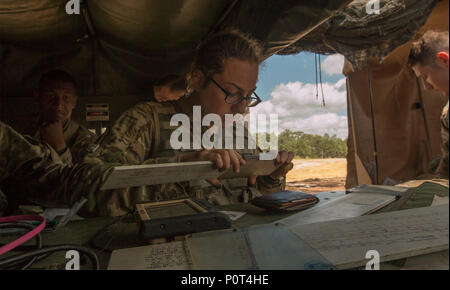 Pfc. Ashley Bruni, Field Artillery automatisierte Tactical Data System Spezialist, Alpha. Akku, 2. Bataillon, 319 Airborne Field Artillery Regiment, 82nd Airborne Division, berechnet manuell simuliert feuern Daten während ein Feld Training in Fort Bragg, N.C., 5. Mai 2017. Die Übung diente dem Abschnitt für eine bevorstehende Field Artillery Qualifikation vorzubereiten. Stockfoto