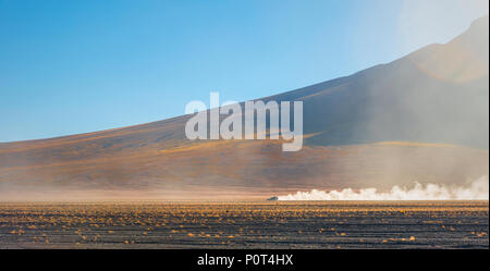 Ein Allradantrieb Kreuzfahrt durch den Altiplano von Bolivien in der Nähe des Uyuni Salzsee und die Atacama-Wüste in Chile, Südamerika. Stockfoto