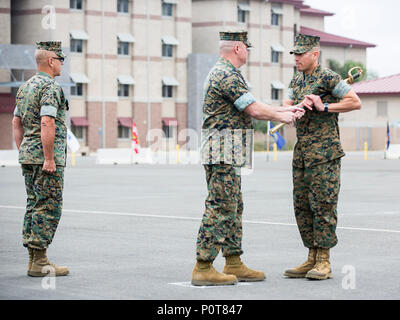 Us Marine Corps Oberstleutnant William O'Brien, kommandierender Offizier der 3. Assault Amphibian Bataillon, 1st Marine Division, präsentiert ein Unteroffizier Schwert zu Sgt. Maj. Max Garcia, der neu ernannte Sgt. Maj. des 3. Assault Amphibian Bataillon, 1st Marine Division während eine Erleichterung und Ernennung und Pensionierung Zeremonie für Sgt. Maj. Christopher Slattery in Camp Pendleton, Kalifornien, 5. Mai 2017. Sgt. Maj. Slattery sein Amt als Sgt. Maj. des 3. Assault Amphibian Bataillon, 1st Marine Division, bevor er nach ehrenvoll, das für 30 Jahre. Stockfoto