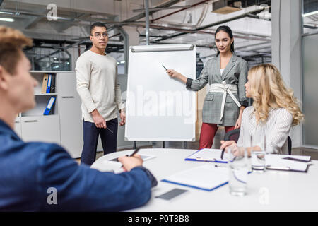 Gruppe von jungen multiethnischen Manager die Präsentation für Chef in modernen Loft Büro Stockfoto