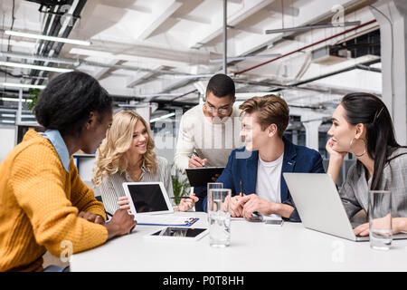 Business Partner zusammen arbeiten bei Konferenzsaal in modernen Büro Stockfoto