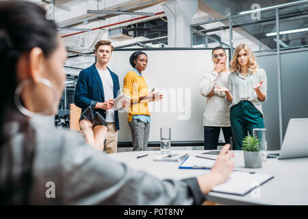 Junge multiethnische Gruppe von Managern, die Präsentation für Lady boss Stockfoto