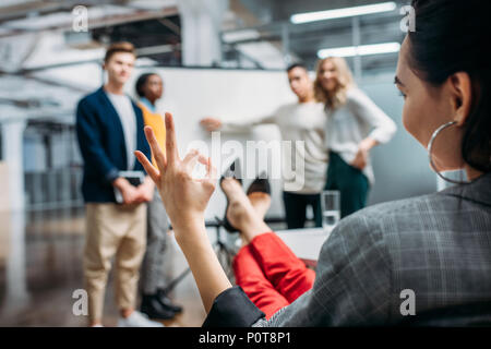 Manager, die Präsentation für Lady Boss während Sie mit Ok Zeichen Stockfoto