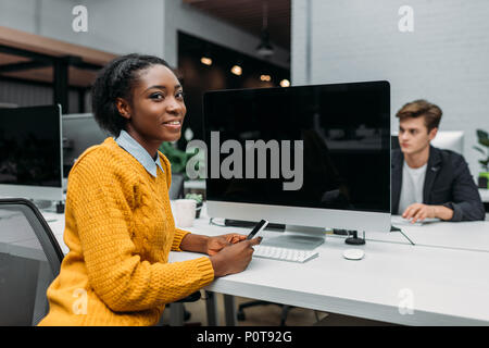 Junge afrikanische amerikanische Geschäftsfrau im modernen Open Space Office Stockfoto