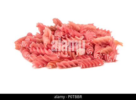 Kleiner Haufen von Red raw Pasta Fusilli auf weißem Hintergrund Stockfoto
