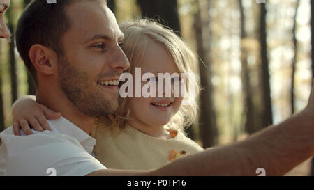 Vater mit Tochter unter selfie mit Telefon im Herbst Park Stockfoto