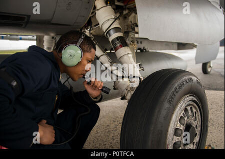 Flieger 1. Klasse Derek Larsen, 52 Aircraft Maintenance Squadron assistant engagierte Crew Chief, kontrolliert die Reifen eines F-16 Fighting Falcon bei einem 14 vorne Starten in Spangdahlem Air Base, Deutschland, Mai 4., 2017. Stockfoto