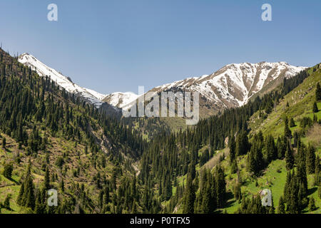 Die schneebedeckten Berge an Chimbulak, Kasachstan Stockfoto