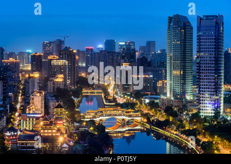 Die Nacht Blick von Chengdu Jiuyanqiao CBD mit der traditionellen Anshun Brücke und die modernen Wolkenkratzer. Stockfoto