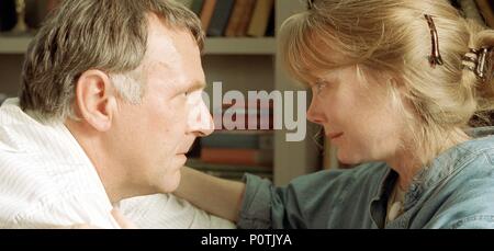 Original Film Titel: IM SCHLAFZIMMER. Englischer Titel: IM SCHLAFZIMMER. Regisseur: Todd Field. Jahr: 2001. Stars: Sissy Spacek, Tom Wilkinson. Copyright: nur redaktionell Innen verwenden. Dies ist eine öffentlich verteilten Handzettel. Zugriffsrechte nur, keine Lizenz des Urheberrechts zur Verfügung gestellt. Vorgeschriebene Genehmigung zu Visual Symbol (www.visual-icon.com) Für die Reproduktion des Bildes erforderlich ist. Credit: GUTE MASCHINE/GREENESTREET FILMS/STANDARD FILM COMPANY/Album Stockfoto