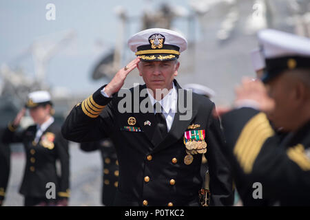 YOKOSUKA, Japan (5. Mai 2017) Kapitän Jeffrey Bennett II, commodore Destroyer Squadron (DESRON) 15 fährt durch Side Boys nach einer Änderung des Befehls Zeremonie der Arleigh-Burke-Klasse geführte Anti-raketen-Zerstörer USS Benfold (DDG65). Benfold ist, nach vorn auf die US 7 Flotte Verantwortungsbereich im Indo-Asia bereitgestellt - Pazifik Region. Stockfoto