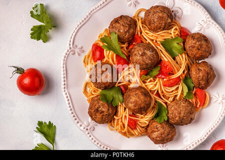 Gebratene Fleischbällchen mit Spaghetti. Ansicht von oben, kopieren. Stockfoto