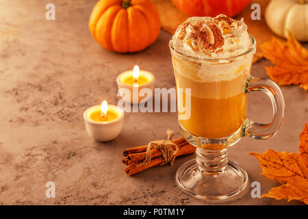 Pumpkin spice Latte mit Schlagsahne, selektive konzentrieren. Stockfoto