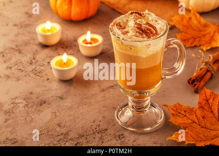Pumpkin spice Latte mit Schlagsahne, selektive konzentrieren. Stockfoto