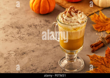 Pumpkin spice Latte mit Schlagsahne, selektive konzentrieren. Stockfoto