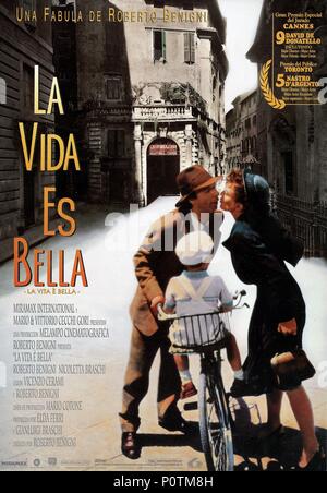 Original Film Titel: LA VITA È BELLA. Englischer Titel: DAS LEBEN IST SCHÖN. Regisseur: Roberto Benigni. Jahr: 1997. Copyright: nur redaktionell Innen verwenden. Dies ist eine öffentlich verteilten Handzettel. Zugriffsrechte nur, keine Lizenz des Urheberrechts zur Verfügung gestellt. Vorgeschriebene Genehmigung zu Visual Symbol (www.visual-icon.com) Für die Reproduktion des Bildes erforderlich ist. Credit: MIRAMAX/Album Stockfoto