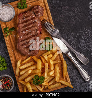 Beef Barbecue Steak mit Pommes frites, Ansicht von oben. Stockfoto