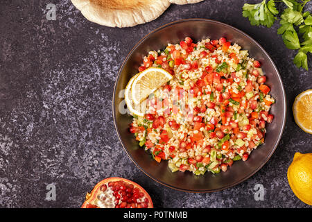 Tabbouleh Salat, traditionelle orientalische oder arabische Gericht. Ansicht von oben, kopieren. Stockfoto