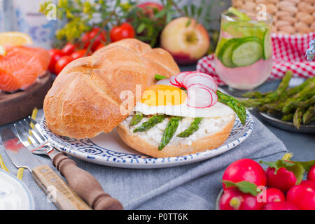 Brot mit Käse, Lachs und Spargel. Verschiedene gesunde Essen. Leckeres Frühstück für die Familie. Das Essen in den Niederlanden. Stockfoto