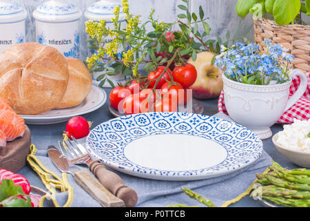 Brot, Spargel, Tomaten, Käse und Radieschen. Leckeres und gesundes Frühstück. Das Essen in den Niederlanden. Für Text platzieren. Leeren Schale Stockfoto