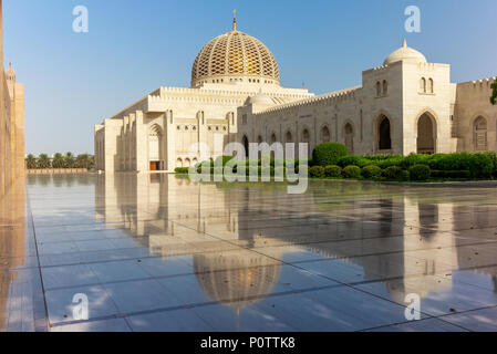 Am frühen Morgen Reflexionen der Muscat Grand Moschee - 2 Stockfoto