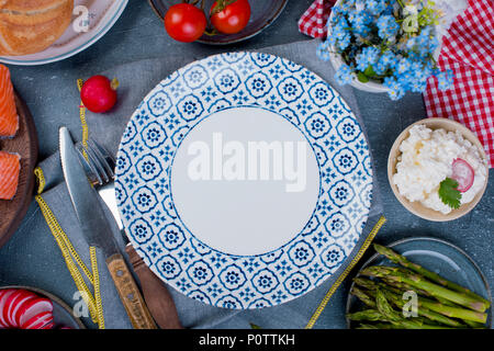 Brot, Spargel, Tomaten, Käse und Radieschen. Leckeres und gesundes Frühstück. Das Essen in den Niederlanden. Für Text platzieren. Einen leeren Teller. Hintergrund Stockfoto