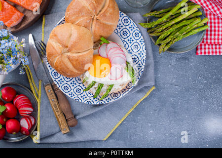 Brot mit Käse, Lachs und Spargel. Verschiedene gesunde Essen. Leckeres Frühstück für die Familie. Das Essen in den Niederlanden Stockfoto