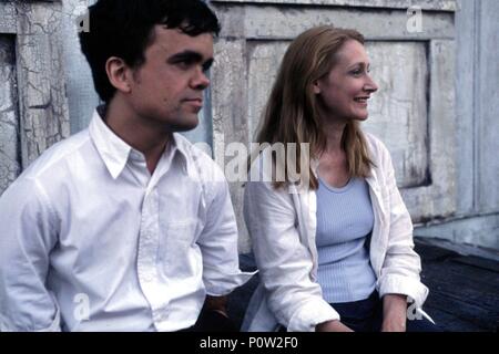 Original Film Titel: STATION AGENT. Englischer Titel: The STATION AGENT. Regisseur: TOM MCCARTHY. Jahr: 2003. Stars: PATRICIA CLARKSON, Peter Dinklage. Copyright: nur redaktionell Innen verwenden. Dies ist eine öffentlich verteilten Handzettel. Zugriffsrechte nur, keine Lizenz des Urheberrechts zur Verfügung gestellt. Vorgeschriebene Genehmigung zu Visual Symbol (www.visual-icon.com) Für die Reproduktion des Bildes erforderlich ist. Credit: MIRAMAX/Album Stockfoto