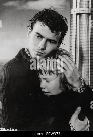 Original Film Titel: TIGER BAY. Englischer Titel: TIGER BAY. Film Regie: J.LEE THOMPSON. Jahr: 1959. Stars: HAYLEY MILLS; Horst Buchholz. Credit: Rang/Album Stockfoto